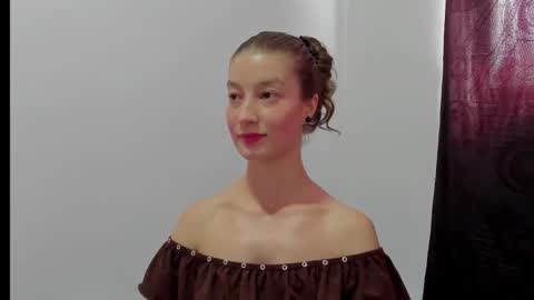  Chloe  online show from November 6, 2025, 7:04 pm