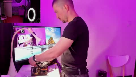 Snapshot of michael_wolfborn chatting on December 5, 2024, 4:34 pm Michael online show from December 5, 2024, 4:34 pm