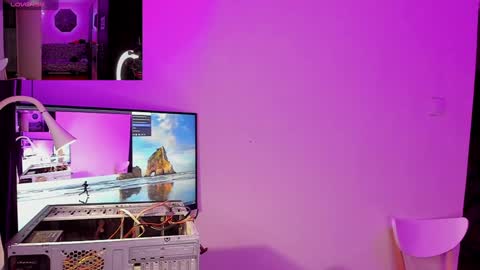 Snapshot of michael_wolfborn chatting on December 6, 2024, 1:11 pm Michael online show from December 6, 2024, 1:11 pm