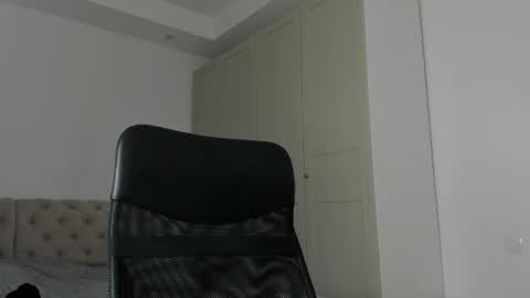 MichaelEvansx online show from April 16, 2026, 9:39 pm