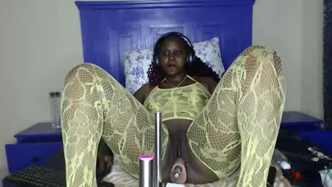 Snapshot of midnight_bloom chatting on November 12, 2025, 3:18 am midnight_bloom online show from November 12, 2025, 3:18 am