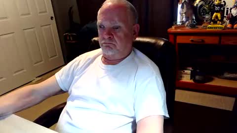 midwestdad09 online show from April 7, 2026, 11:26 pm