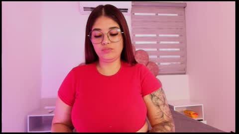 Mia  online show from November 5, 2025, 12:16 pm