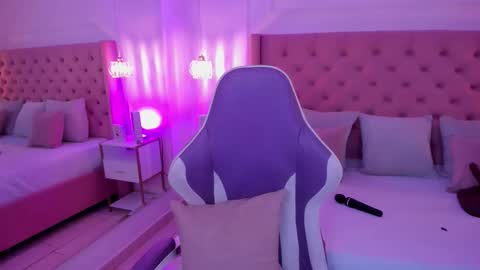 Miia Schwarz  online show from January 17, 2026, 8:01 pm