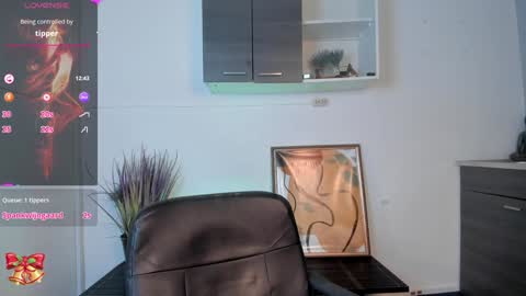 Miia 3 online show from December 4, 2024, 6:06 pm