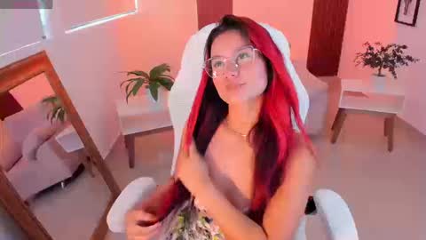 Mia  online show from September 9, 2025, 1:43 pm