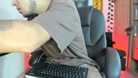 mikee_scooth online show from December 27, 2024, 9:43 pm