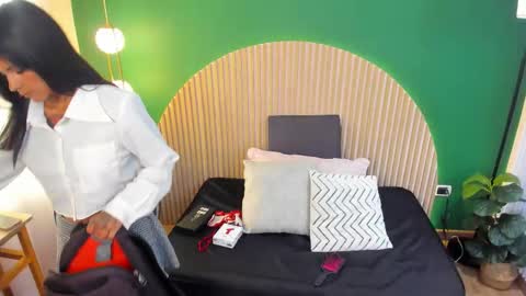 Mila and samy online show from January 19, 2026, 12:20 pm