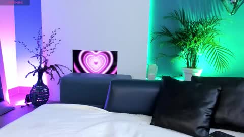 Mila online show from October 5, 2025, 11:41 am