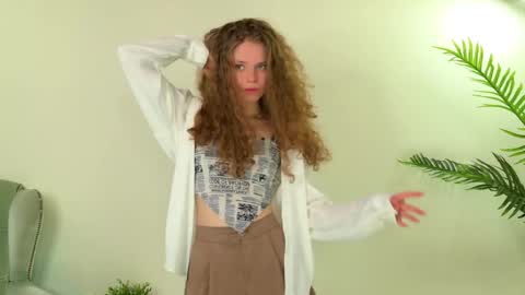 Snapshot of mila_stain chatting on May 5, 2026, 5:37 am Mila online show from May 5, 2026, 5:37 am