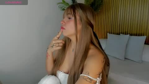 milaack_ online show from April 7, 2026, 2:23 am