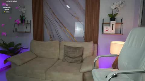 milacrave online show from October 13, 2025, 11:32 am