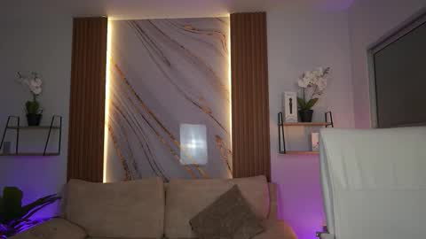 milacrave online show from December 16, 2025, 11:37 am