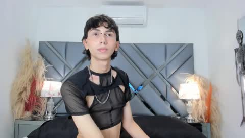 milan_lewiss online show from October 22, 2025, 11:54 am