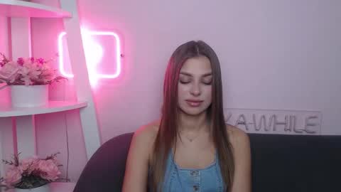 milanaangelas online show from December 15, 2025, 5:44 am