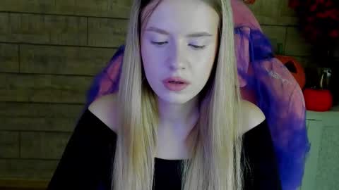 MilanaBalmain online show from November 3, 2025, 4:25 am