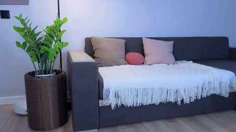 milanakowall online show from February 3, 2026, 6:22 am