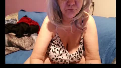 Snapshot of milfchantal chatting on January 25, 2025, 2:58 am Milfchantal online show from January 25, 2025, 2:58 am