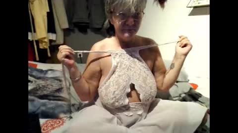 Snapshot of milfchantal chatting on September 27, 2025, 2:49 am Milfchantal online show from September 27, 2025, 2:49 am