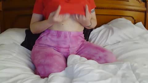 Snapshot of milfytitts chatting on October 28, 2025, 3:14 pm MilfyTitts online show from October 28, 2025, 3:14 pm