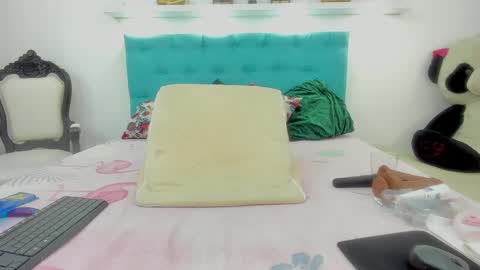 milky_emma online show from February 5, 2025, 1:00 pm