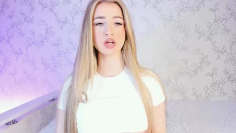 Snapshot of milky_waybaby chatting on February 7, 2025, 8:22 am Vivian online show from February 7, 2025, 8:22 am