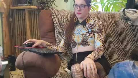 Peach Doll online show from December 8, 2024, 8:15 pm