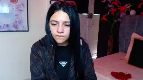 Violeta online show from November 25, 2025, 1:44 pm