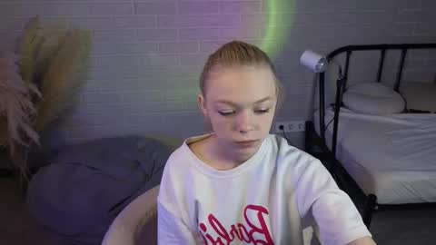 Hello  Im Mila online show from September 17, 2025, 8:16 am