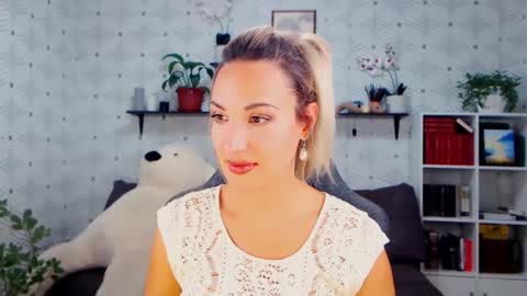 MillaXQueen online show from October 15, 2025, 3:56 pm