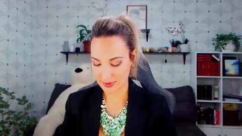 MillaXQueen online show from October 25, 2025, 3:18 pm