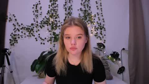 hi Im Mina  online show from March 12, 2025, 4:41 am