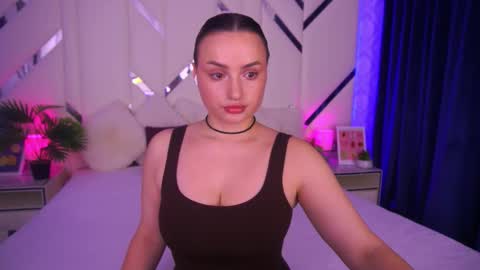 Snapshot of minifox_ chatting on November 18, 2025, 8:19 am minifox_ online show from November 18, 2025, 8:19 am