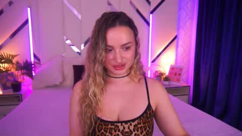 Snapshot of minifox_ chatting on November 23, 2025, 8:25 am minifox_ online show from November 23, 2025, 8:25 am