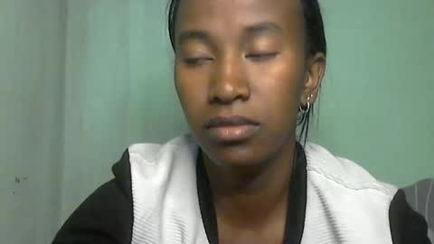 minouch211907 online show from May 22, 2026, 2:51 am