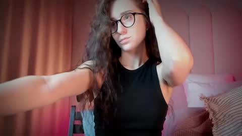 Snapshot of mira_kraviz chatting on November 7, 2025, 7:36 pm Mira online show from November 7, 2025, 7:36 pm