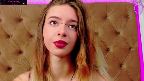 mira_lynxx online show from November 18, 2025, 5:23 am