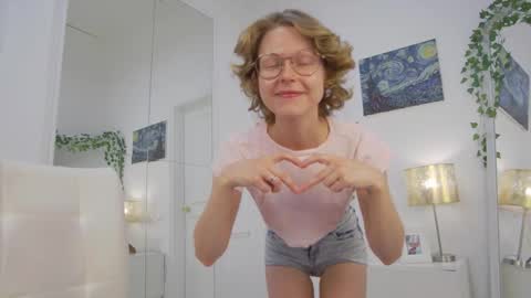 mira_marni online show from November 12, 2025, 11:10 am