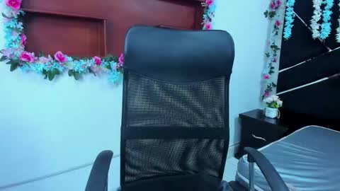 mirabella_miller online show from November 13, 2025, 12:15 pm