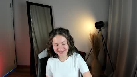 Snapshot of miragoddes chatting on December 4, 2025, 8:23 am Mira online show from December 4, 2025, 8:23 am