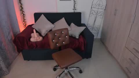 Snapshot of mishelkrave_ chatting on October 10, 2025, 12:20 am KRAVE  online show from October 10, 2025, 12:20 am