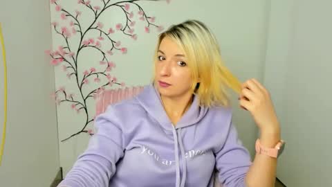 Mishelle online show from December 20, 2025, 12:12 pm