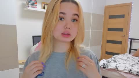 miss__selena online show from February 6, 2025, 7:07 pm