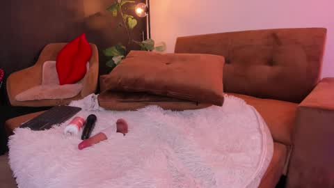 Charlize online show from March 8, 2026, 2:04 am