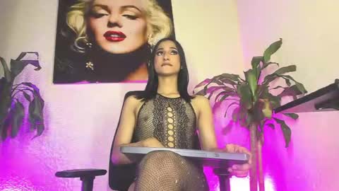 miss_isa19 online show from June 15, 2026, 10:39 am