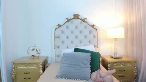 miss vivienne online show from December 4, 2025, 3:05 am