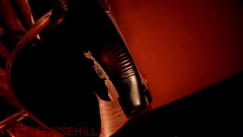 Snapshot of misselissehillx chatting on May 20, 2026, 4:02 pm Miss Elisse H. online show from May 20, 2026, 4:02 pm
