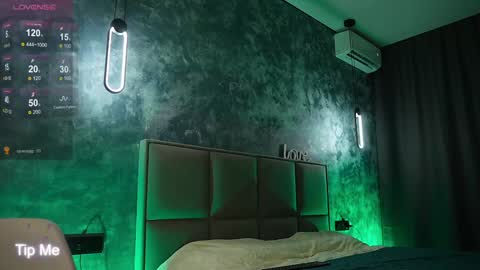 misskristel online show from December 18, 2024, 1:23 pm