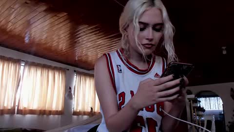 Snapshot of missluna27 chatting on December 3, 2024, 8:39 pm Miss Luna online show from December 3, 2024, 8:39 pm