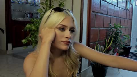 Snapshot of missluna27 chatting on December 8, 2024, 9:30 pm Miss Luna online show from December 8, 2024, 9:30 pm